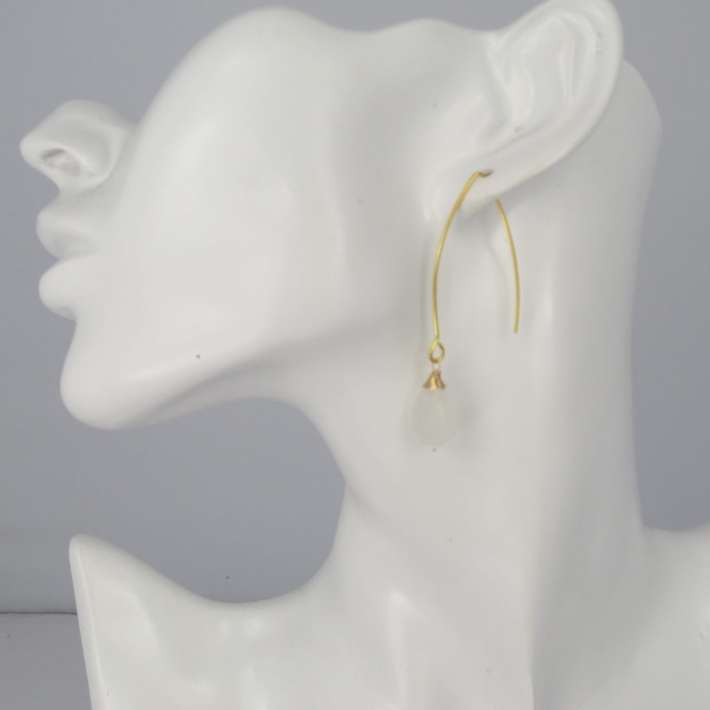 La Lacey 96 - Moonstone Earrings Hook model