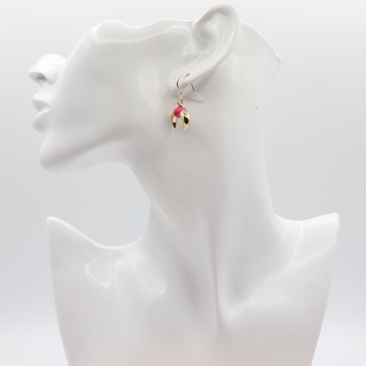 Callysta's Findings - Earrings Fuchsia Horns model