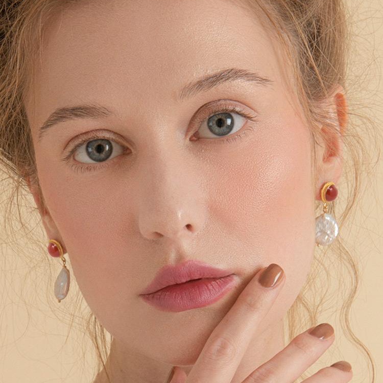 Vintouch - Earrings Carnelian Keshi Pearl model