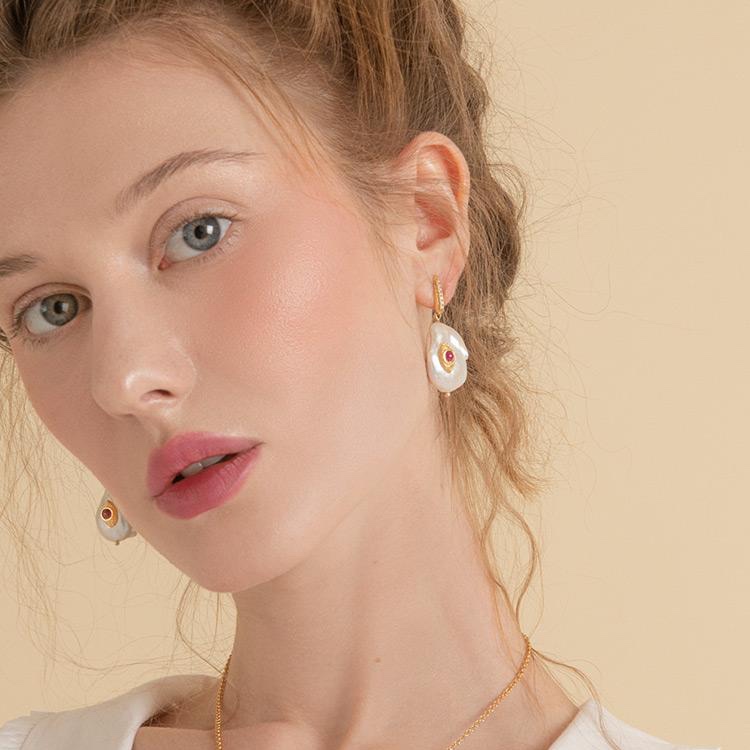 Vintouch - Earrings Eye Ruby Pearl model