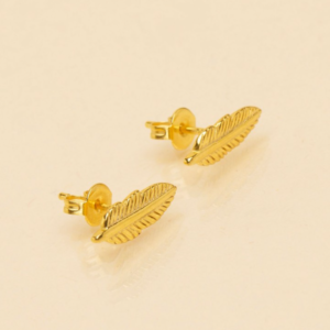 Une a Une - feather stud earrings