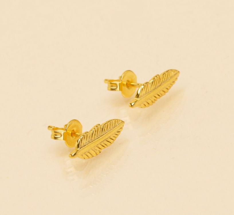 Une a Une - feather stud earrings