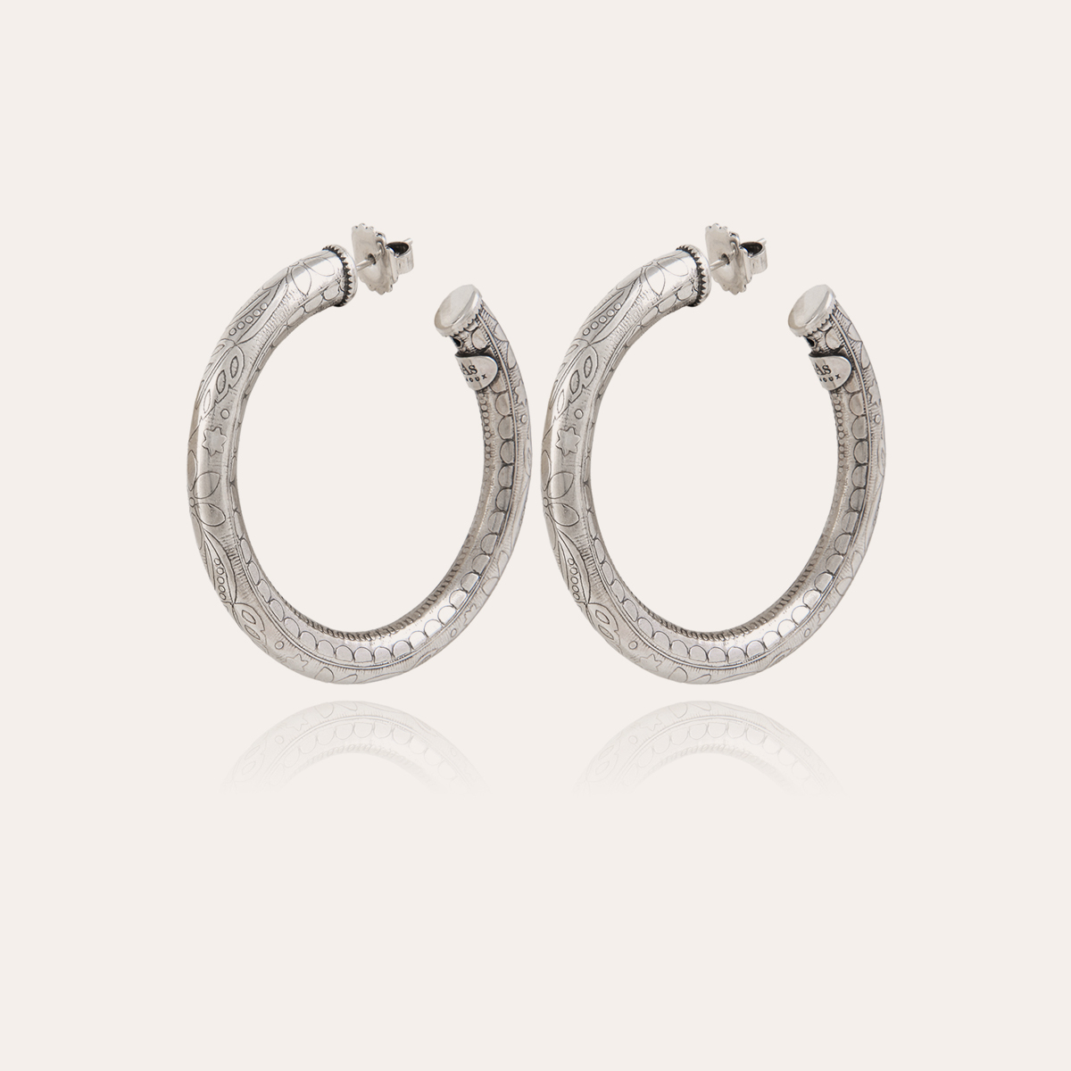 erzilverd Maoro oorringen Gas Bijoux kleine creolen met gravure